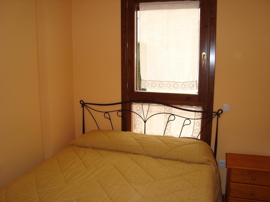 Apartamentos Saila Castejon De Sos Room photo