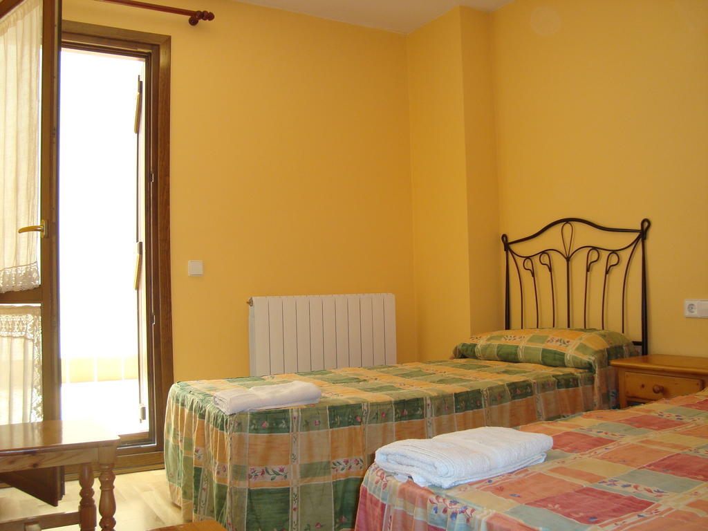 Apartamentos Saila Castejon De Sos Room photo