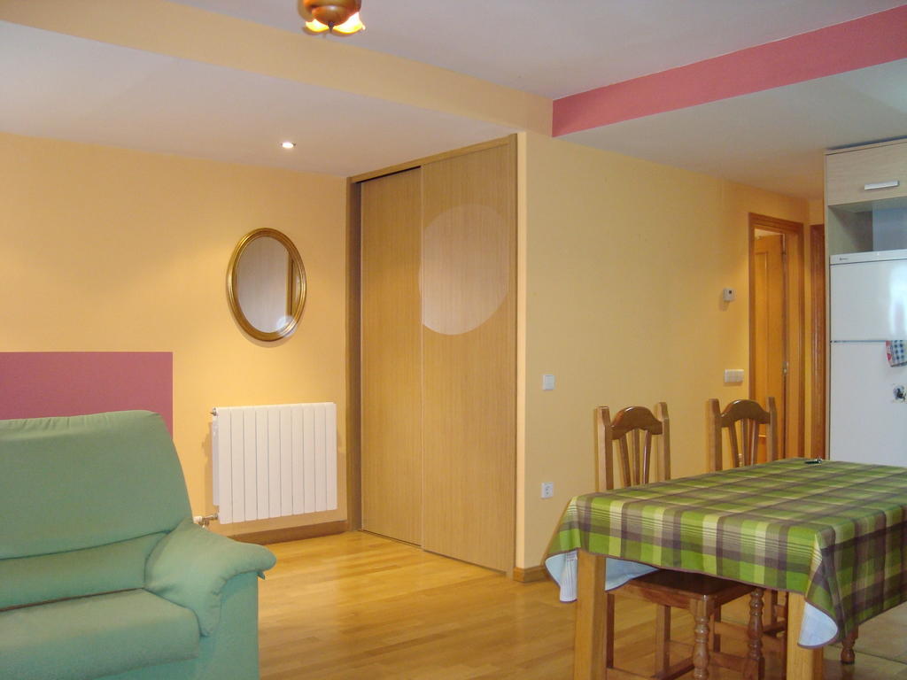 Apartamentos Saila Castejon De Sos Room photo