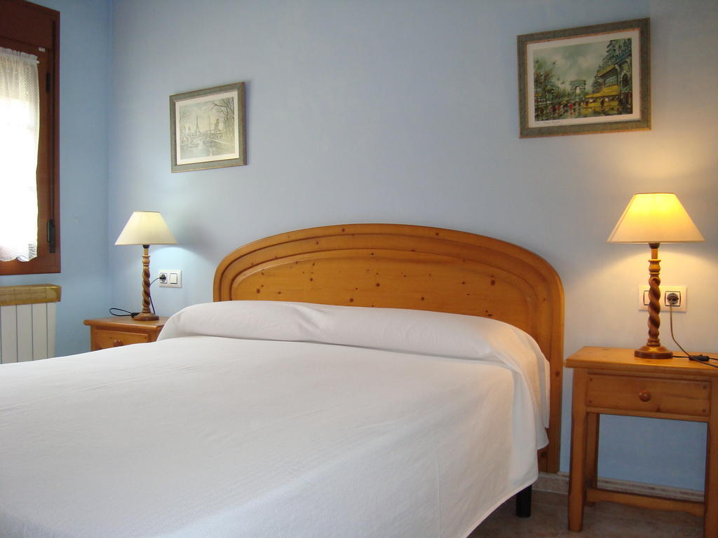 Apartamentos Saila Castejon De Sos Room photo